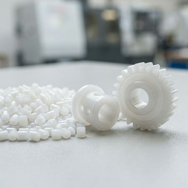 Poliacetal (POM): Guía Completa — Propiedades, Usos y Ficha Técnica [2026]